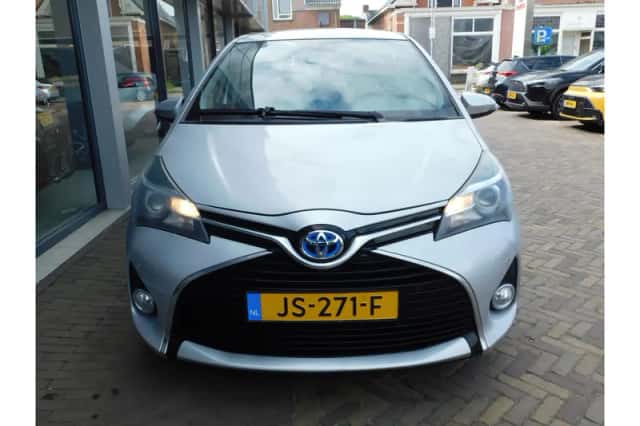 Toyota Yaris (2015) thumbnail 3