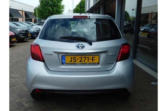 Toyota Yaris (2015) thumbnail 5
