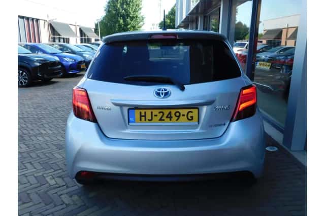 Toyota Yaris (2014) thumbnail 5