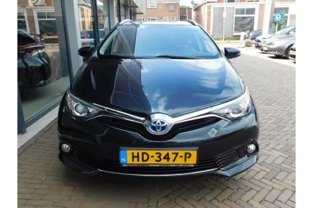 Toyota Auris (2015) thumbnail 3