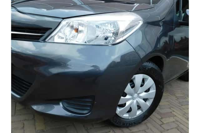 Toyota Yaris (2014) thumbnail 2