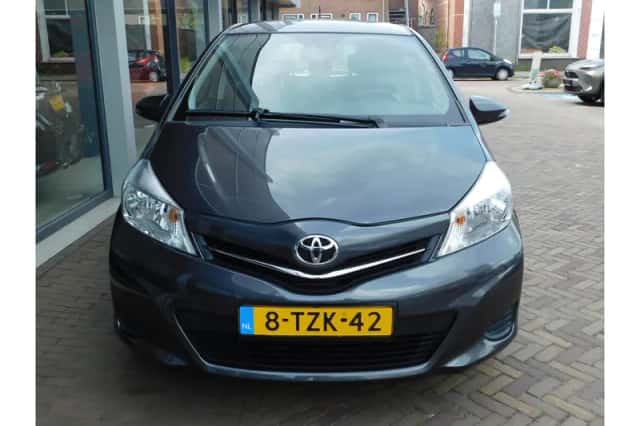 Toyota Yaris (2014) thumbnail 3