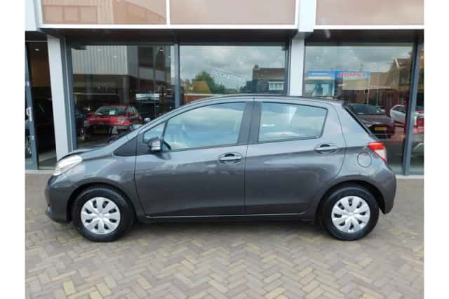 Toyota Yaris (2014) thumbnail 4
