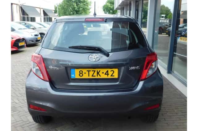Toyota Yaris (2014) thumbnail 5