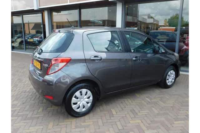 Toyota Yaris (2014) thumbnail 6