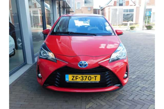 Toyota Yaris (2017) thumbnail 3