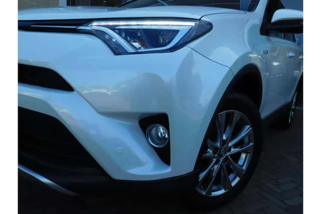 Toyota RAV4 (2017) thumbnail 2