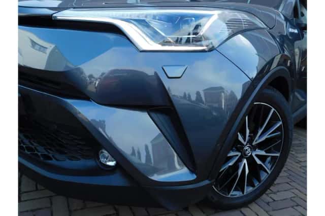 Toyota C-HR (2019) thumbnail 2