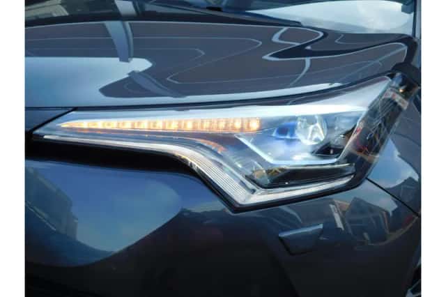Toyota C-HR (2019) thumbnail 3