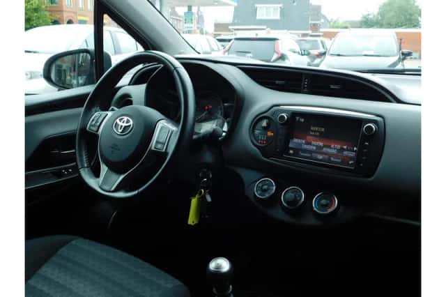Toyota Yaris (2016) thumbnail 2