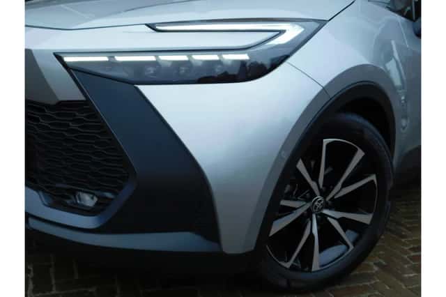 Toyota C-HR (2025) thumbnail 2