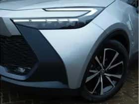 Toyota C-HR (2025) thumbnail 2