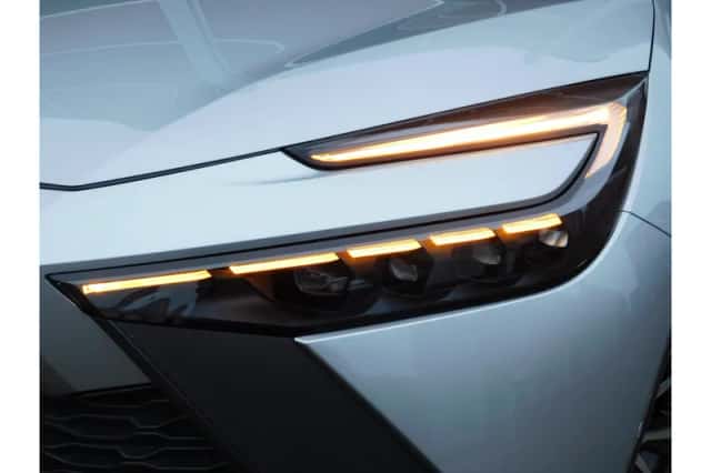 Toyota C-HR (2025) thumbnail 3