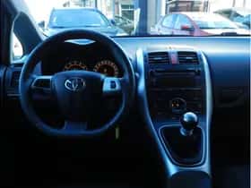 Toyota Auris (2011) thumbnail 8