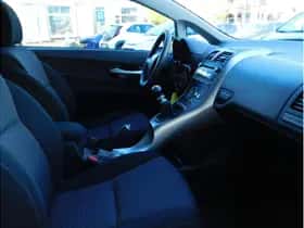 Toyota Auris (2011) thumbnail 9