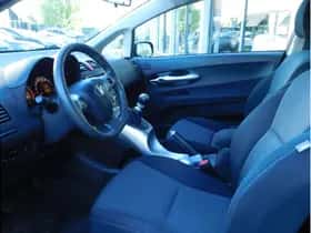 Toyota Auris (2011) thumbnail 10