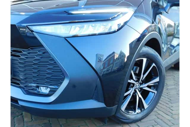 Toyota C-HR (2025) thumbnail 2