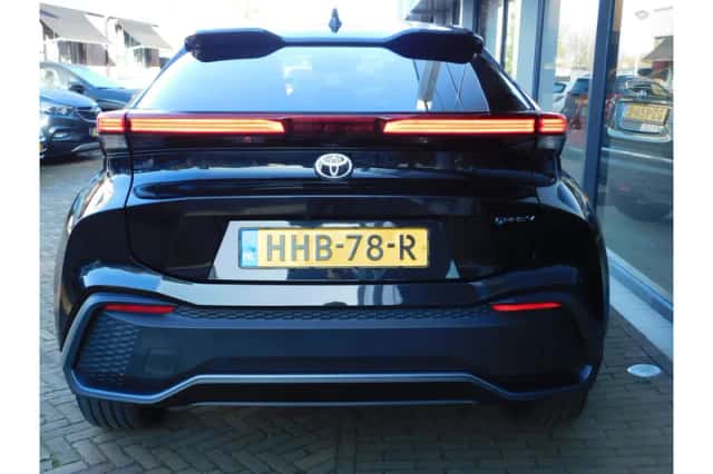 Toyota C-HR (2025) thumbnail 6