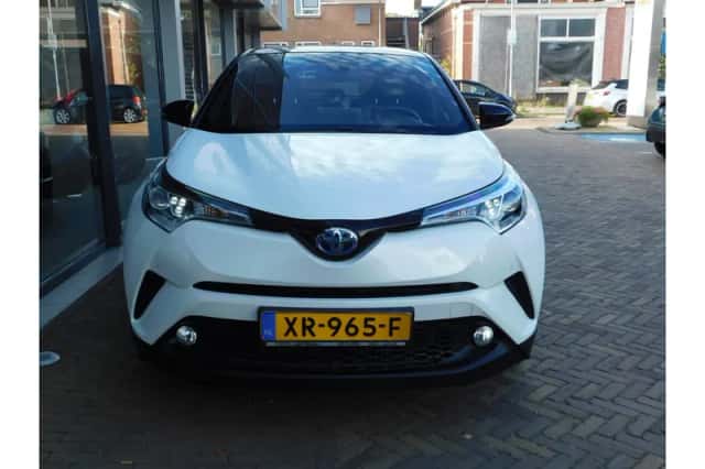 Toyota C-HR (2019) thumbnail 3