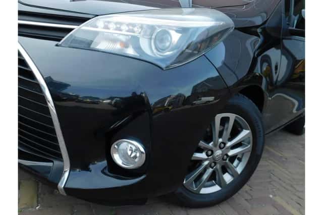 Toyota Yaris (2016) thumbnail 2