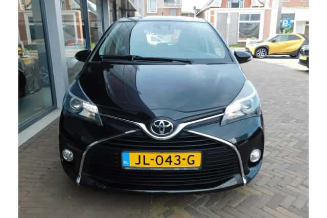 Toyota Yaris (2016) thumbnail 3