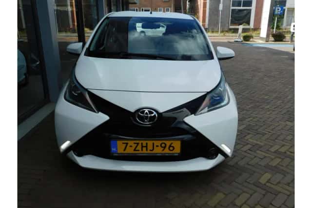 Toyota Aygo (2015) thumbnail 3