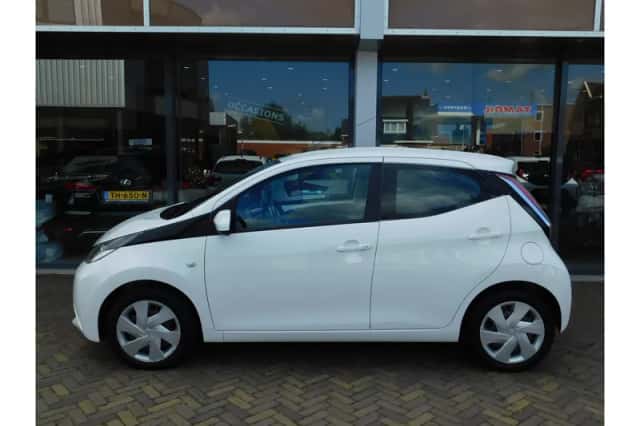 Toyota Aygo (2015) thumbnail 4