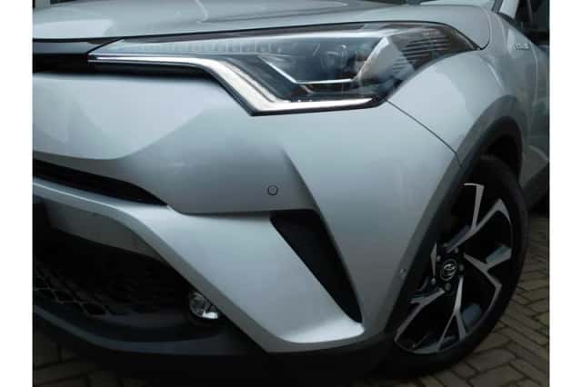 Toyota C-HR (2019) thumbnail 2