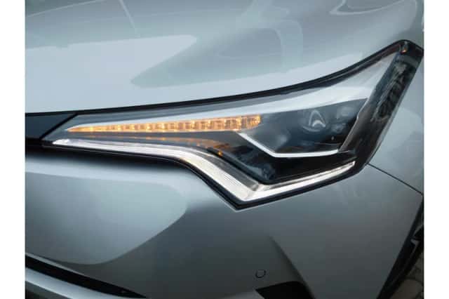 Toyota C-HR (2019) thumbnail 3