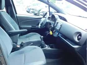Toyota Yaris (2017) thumbnail 12