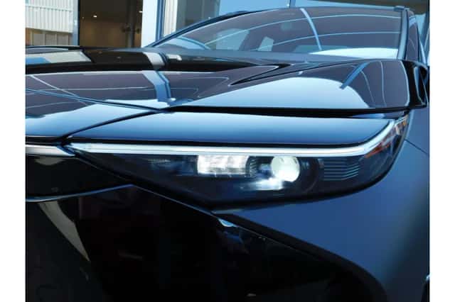 Toyota bZ4X (2023) thumbnail 3
