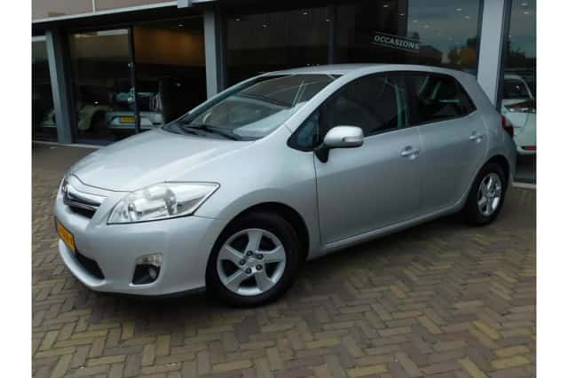 Toyota Auris (2010) thumbnail 1