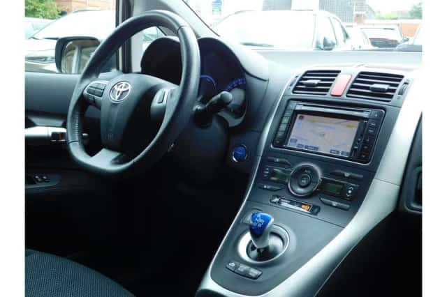 Toyota Auris (2010) thumbnail 2
