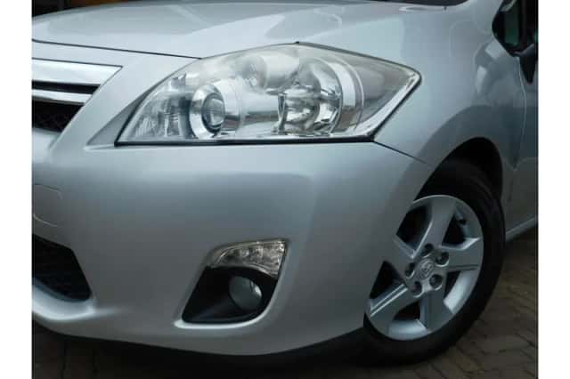 Toyota Auris (2010) thumbnail 3