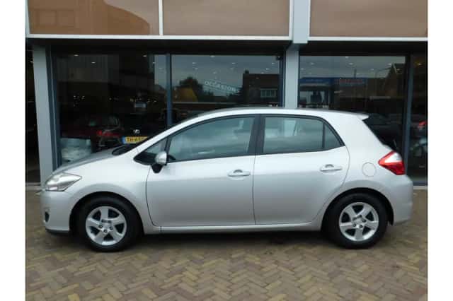 Toyota Auris (2010) thumbnail 5