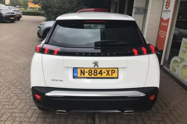 Peugeot 2008 (2022) thumbnail 4