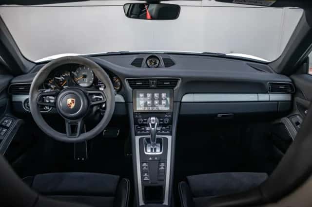 Porsche 911 (2017) thumbnail 3