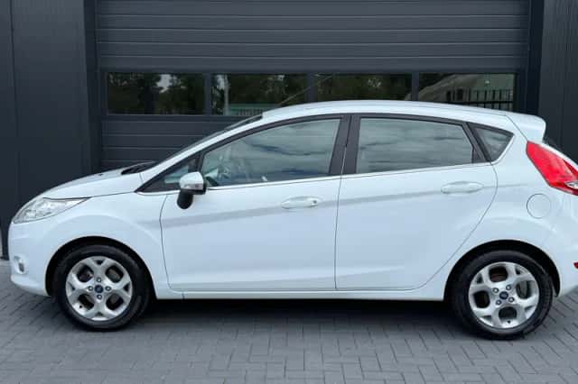 Ford Fiesta (2011) thumbnail 4
