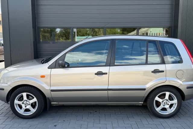 Ford Fusion (2003) thumbnail 4