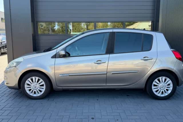 Renault Clio (2010) thumbnail 3