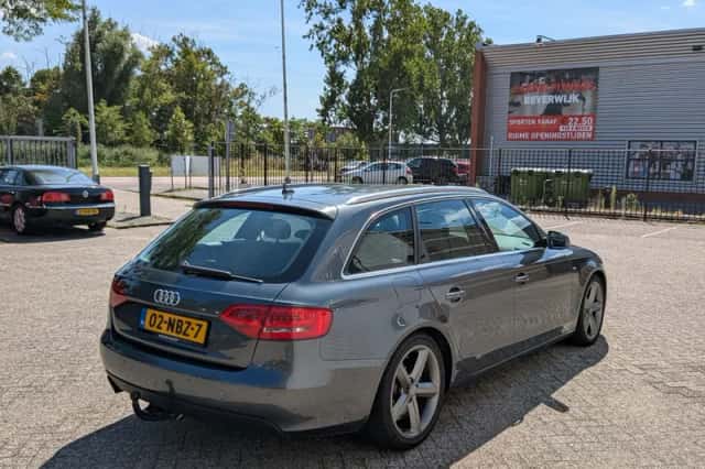 Audi A4 (2010) thumbnail 6