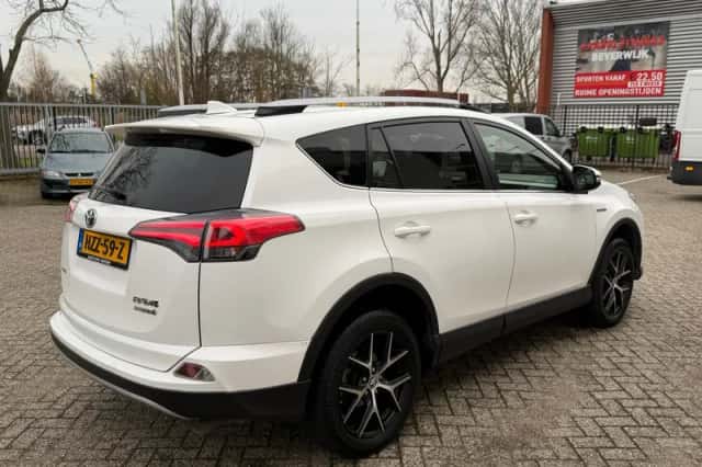 Toyota RAV4 (2017) thumbnail 5
