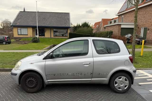 Toyota Yaris (2004) thumbnail 2