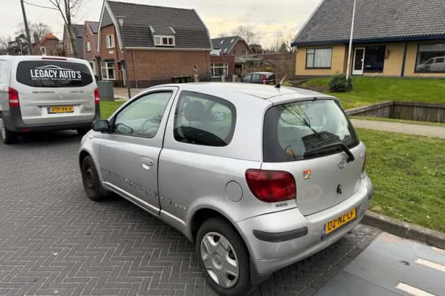Toyota Yaris (2004) thumbnail 3