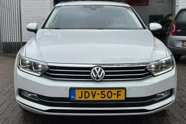 Volkswagen Passat (2018) thumbnail 2