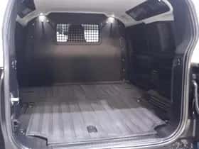 Land Rover Defender (2021) thumbnail 13