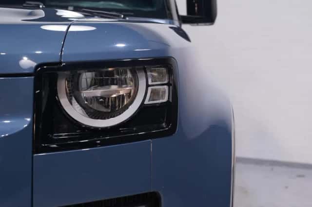 Land Rover Defender (2021) thumbnail 6