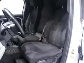 Land Rover Defender (2021) thumbnail 107