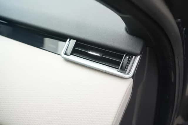 Range Rover Velar (2018) thumbnail 201