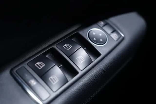 Mercedes-Benz E-Klasse (2012) thumbnail 121